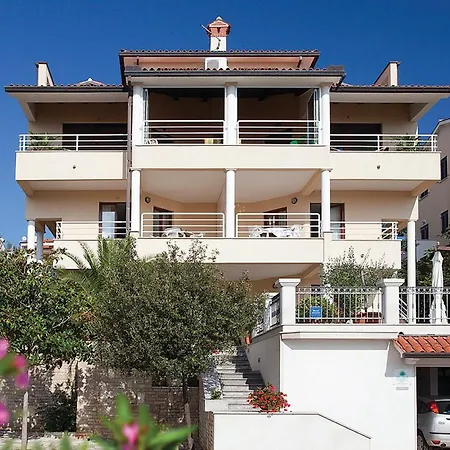 Apartman Cozy In With House Sea View